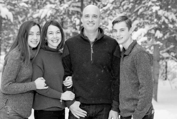 Winter scene photo of 澳门足彩app employee Todd Miller and family